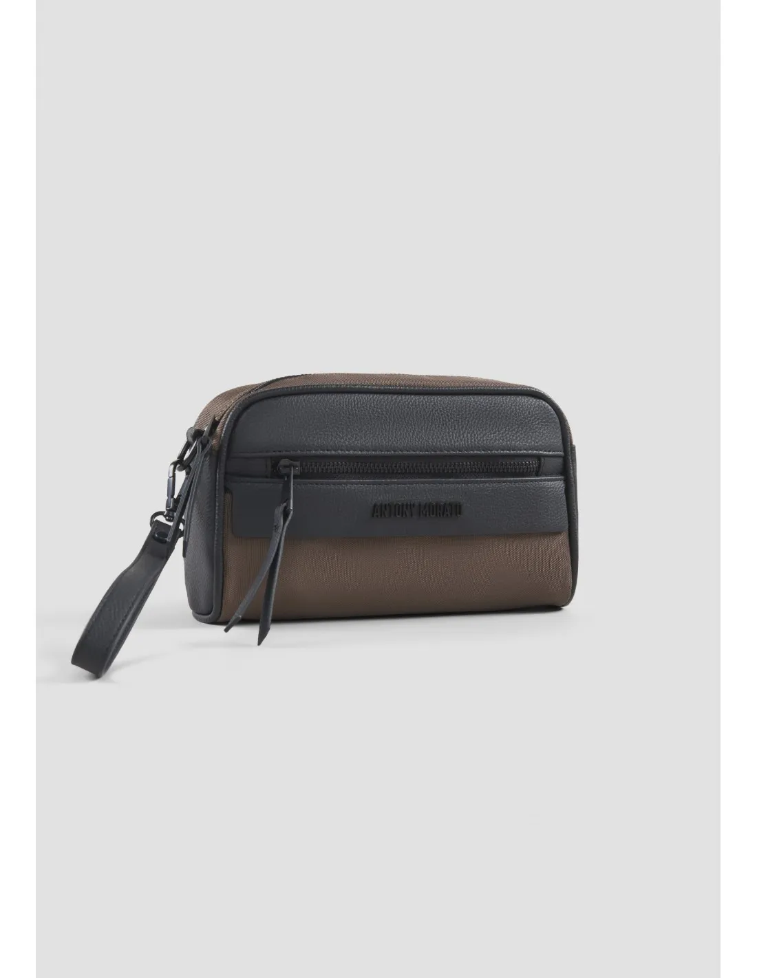 Bolso pouch de nailon y ecopiel martillada de Antony Morato