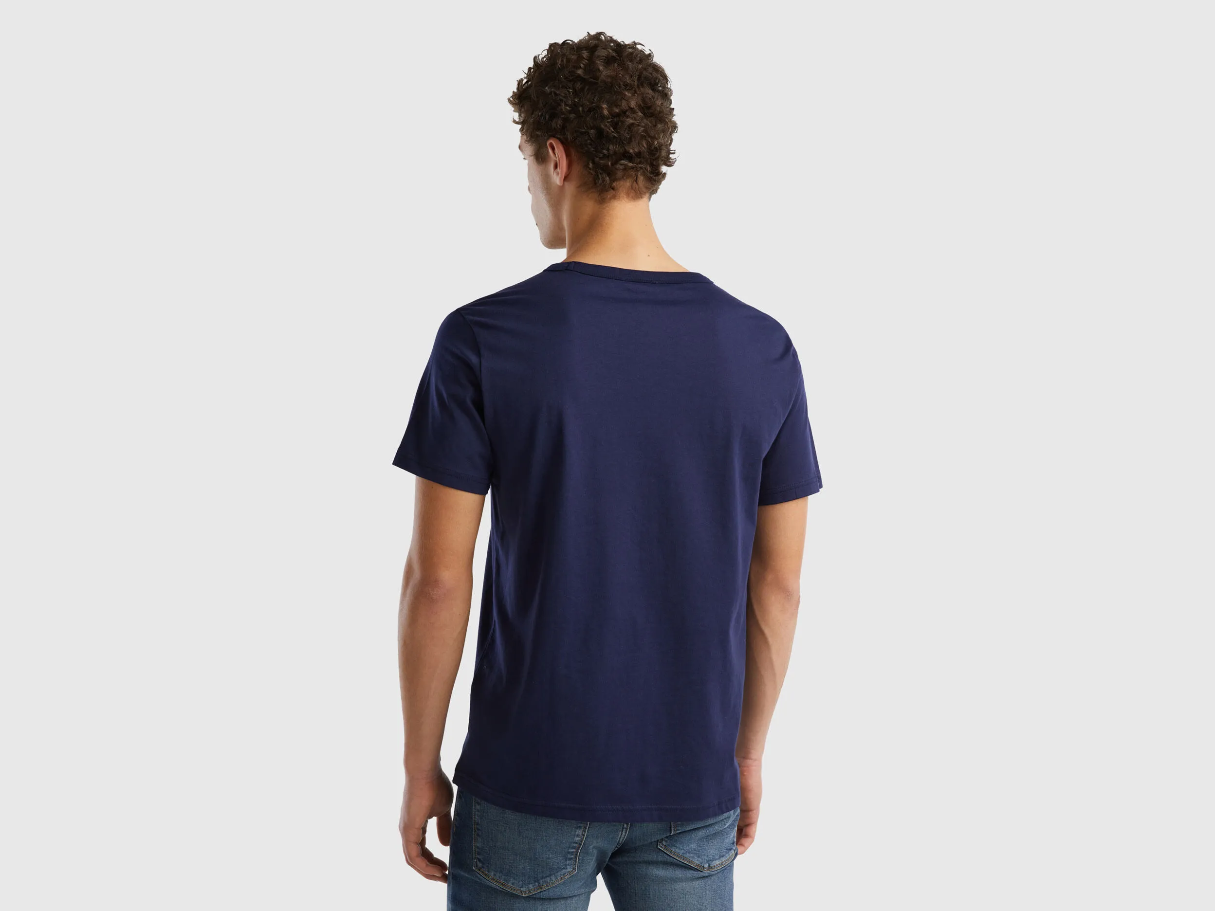 Camiseta azul oscuro de algodón orgánico con estampado de logotipo