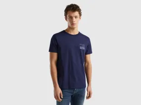 Camiseta azul oscuro de algodón orgánico con estampado de logotipo