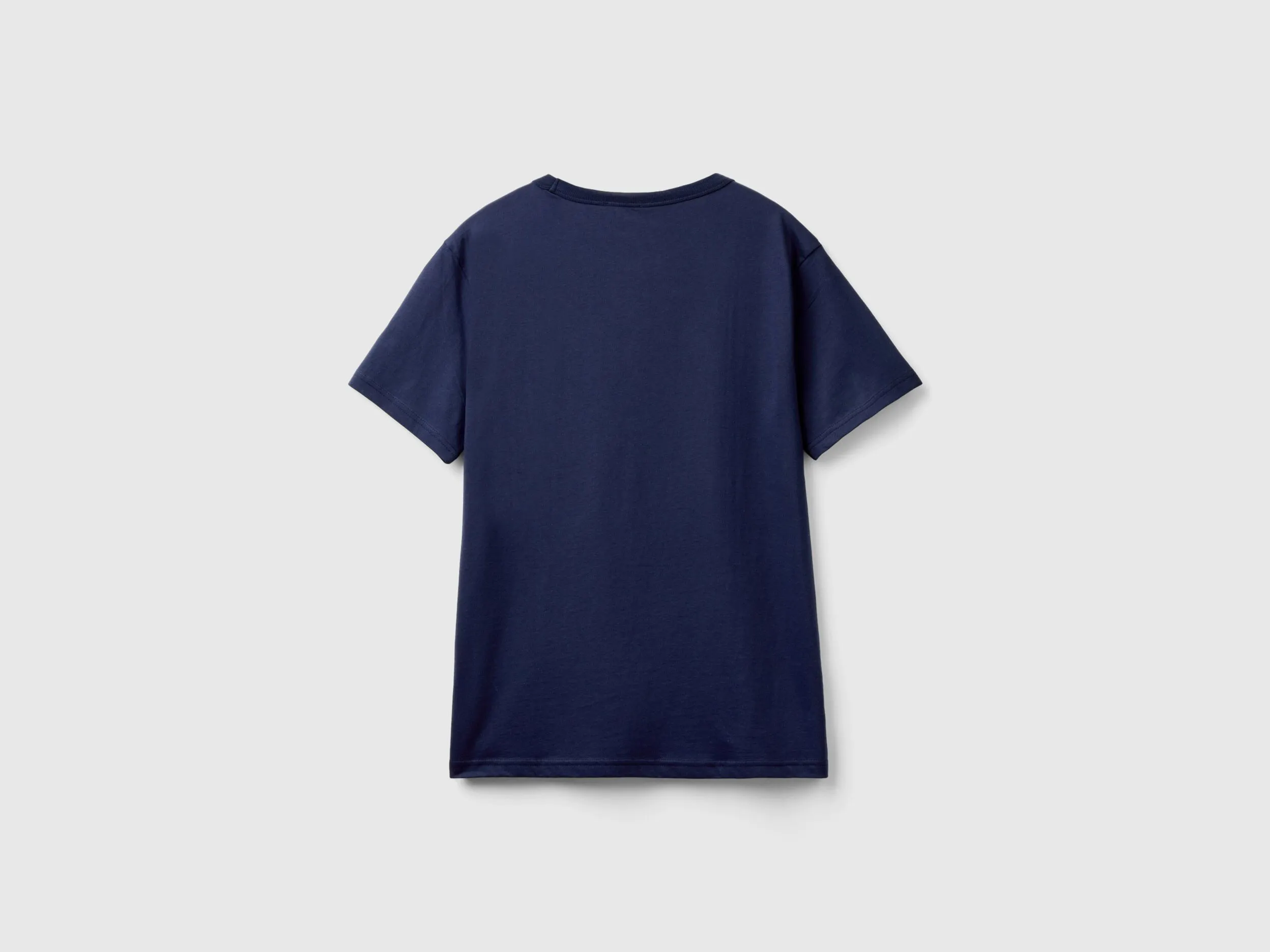 Camiseta azul oscuro de algodón orgánico con estampado de logotipo