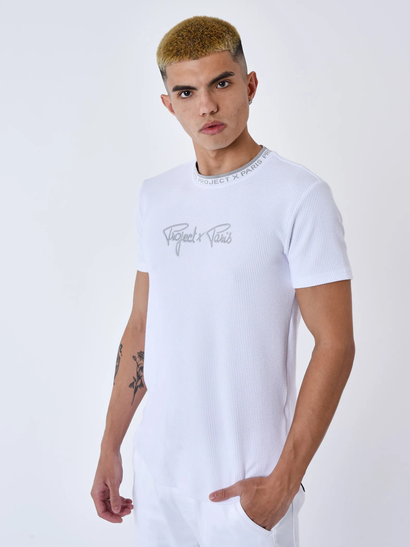 Camiseta con textura bordada