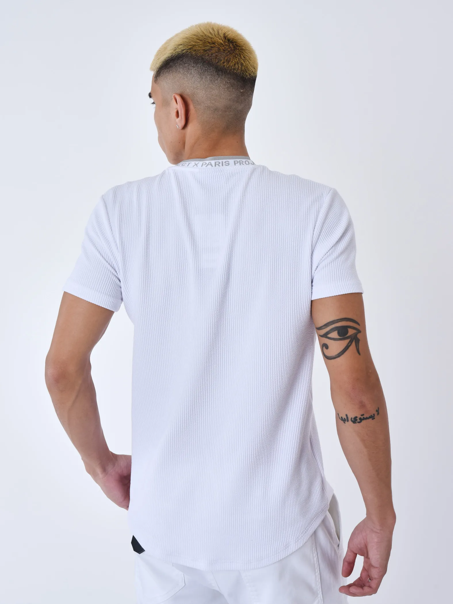 Camiseta con textura bordada