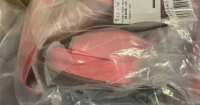 En una mezcla de zapatos con 4 € por par, están representados diferentes modelos y tallas, con productos A, caja mixta, palet de