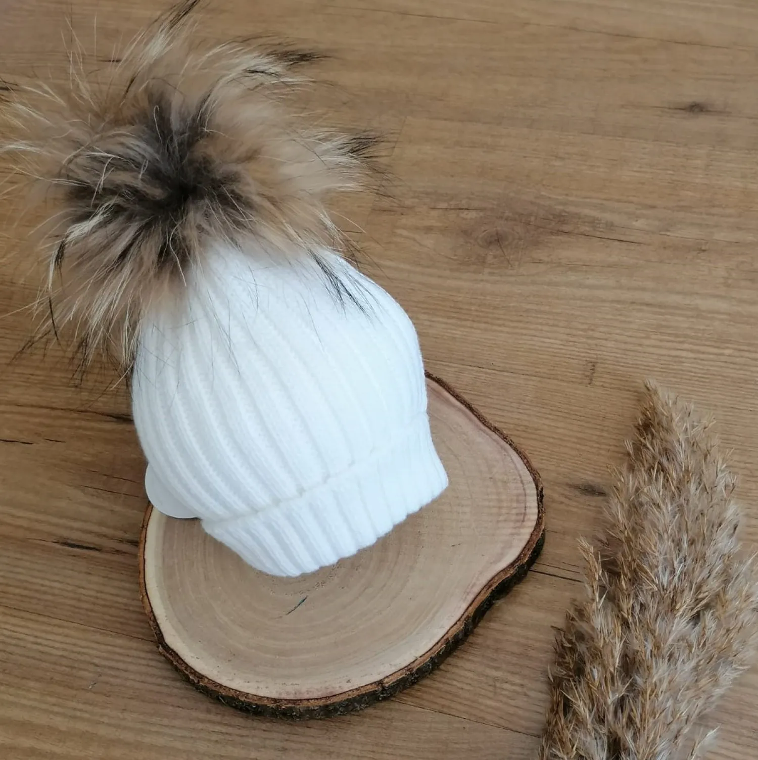 Gorrito de canalé con pompón en varios colores