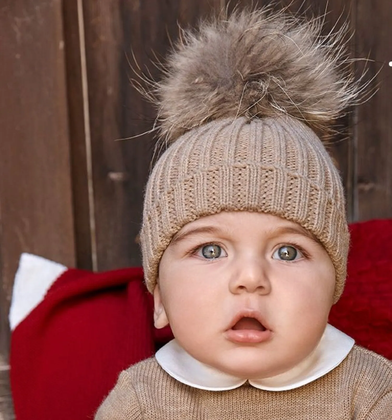 Gorrito de canalé con pompón en varios colores