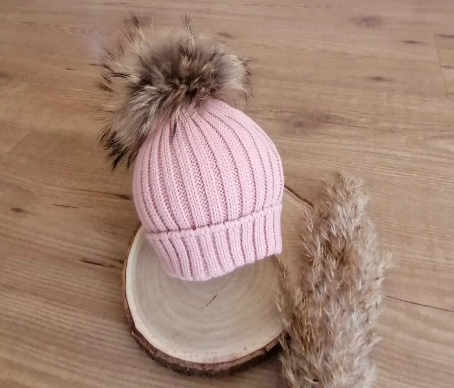 Gorrito de canalé con pompón en varios colores