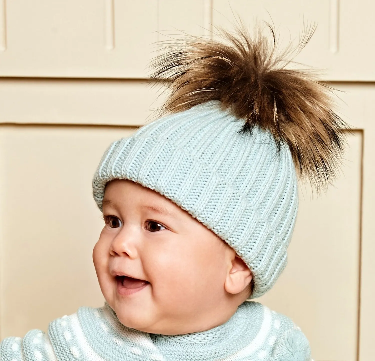 Gorrito de canalé con pompón en varios colores