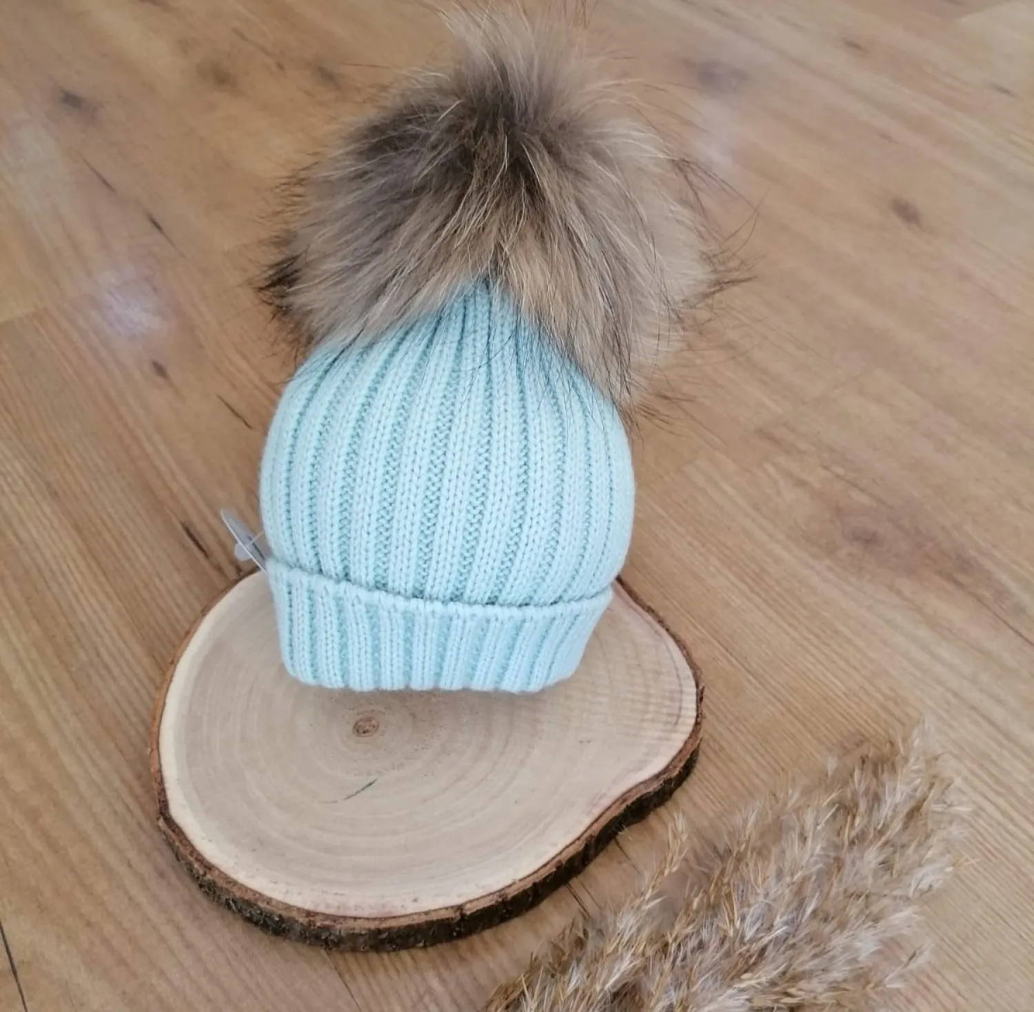 Gorrito de canalé con pompón en varios colores