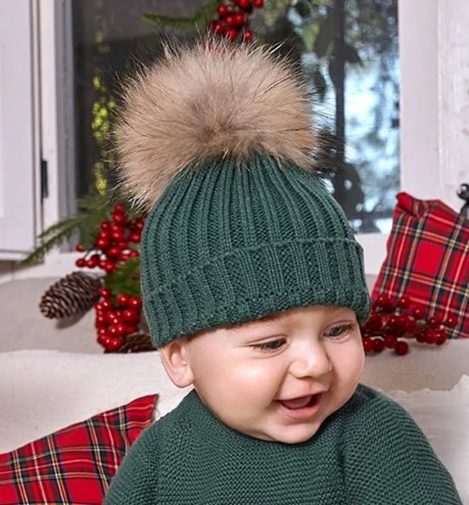 Gorrito de canalé con pompón en varios colores