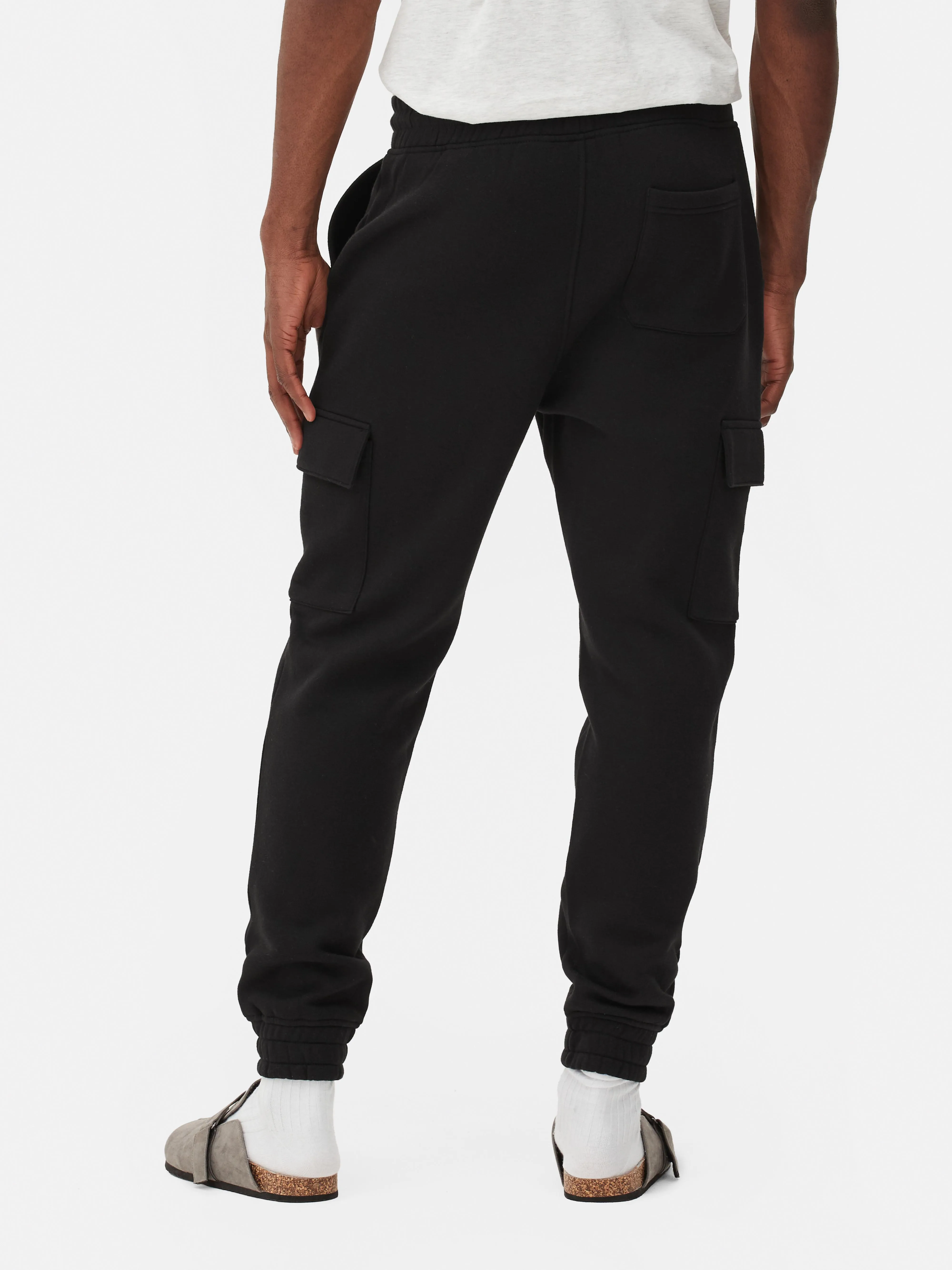 Joggers estilo cargo con bajos ajustados