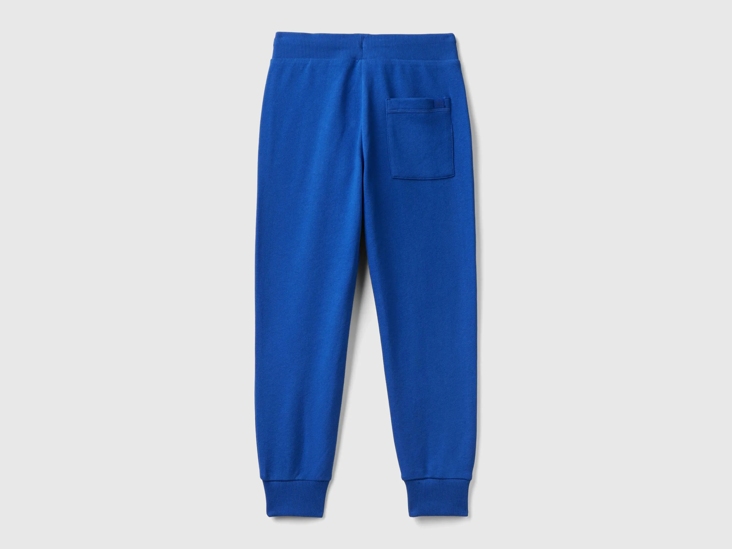 Pantalón deportivo con cordón de ajuste