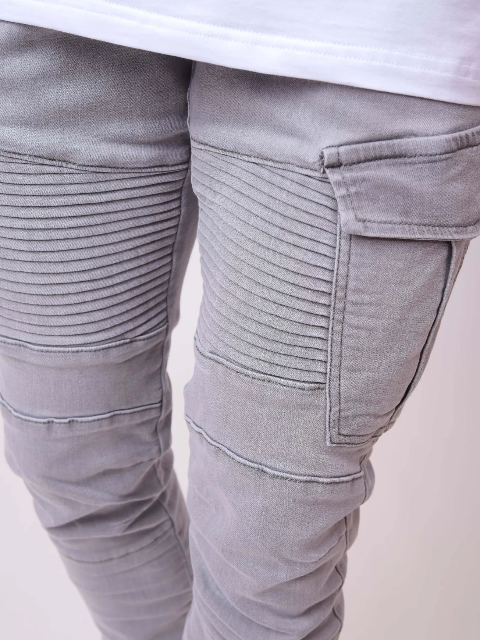 Pantalón cargo estilo motero con dobladillo de canalé