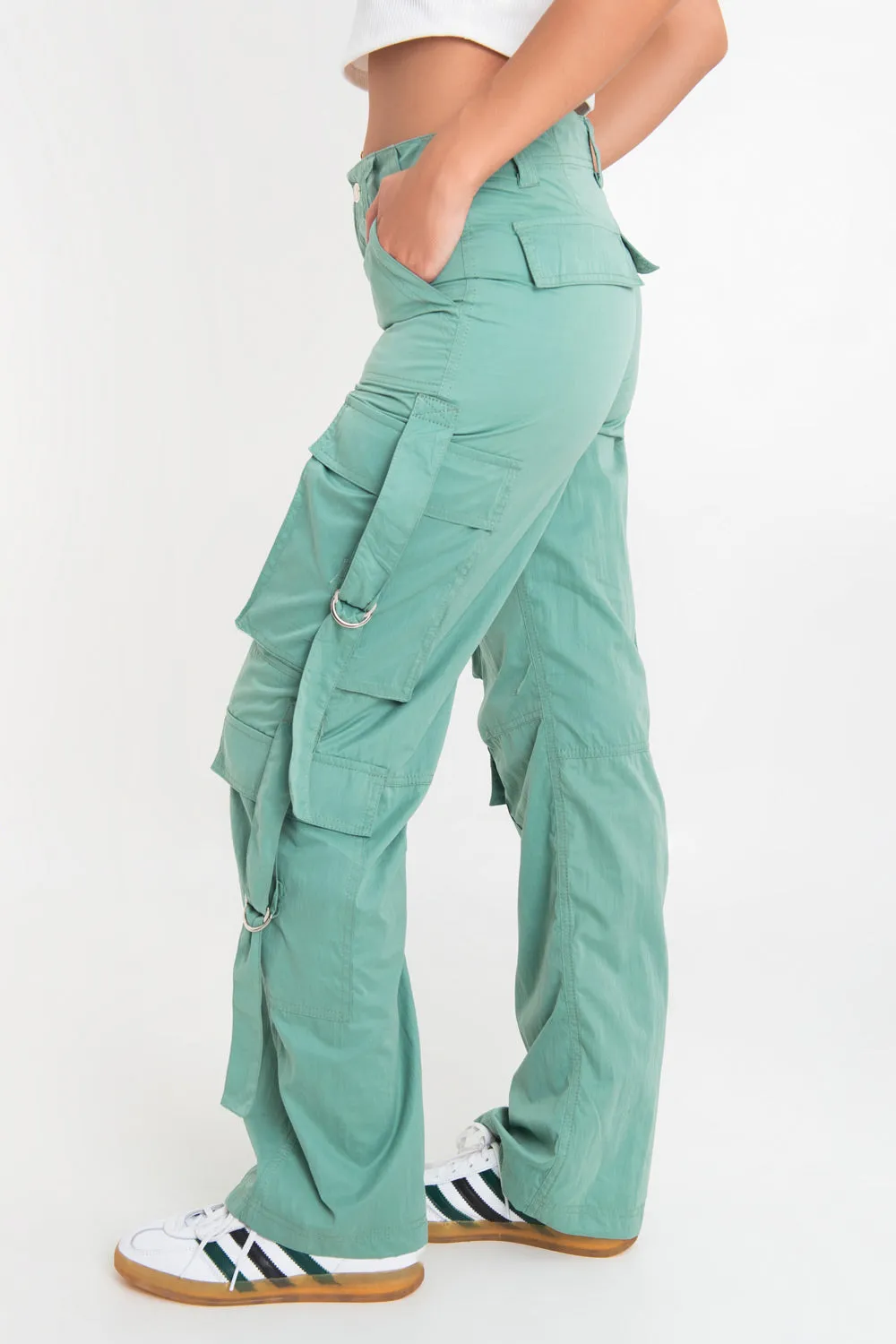 Pantalón cargo fit recto de bolsillos con trabillas