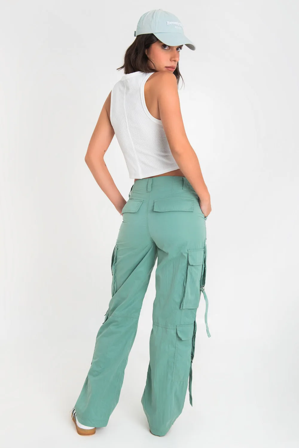 Pantalón cargo fit recto de bolsillos con trabillas