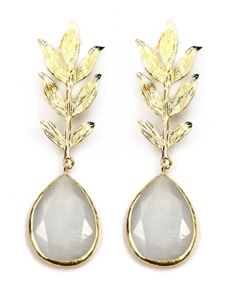 PENDIENTES LARGOS DORADOS CON ELEGANTE HOJA Y LAGRIMA BLANCA