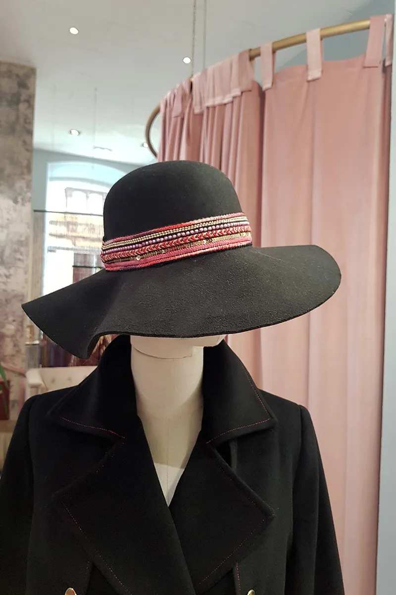 Sombrero negro de lana con cinta de pedrería roja