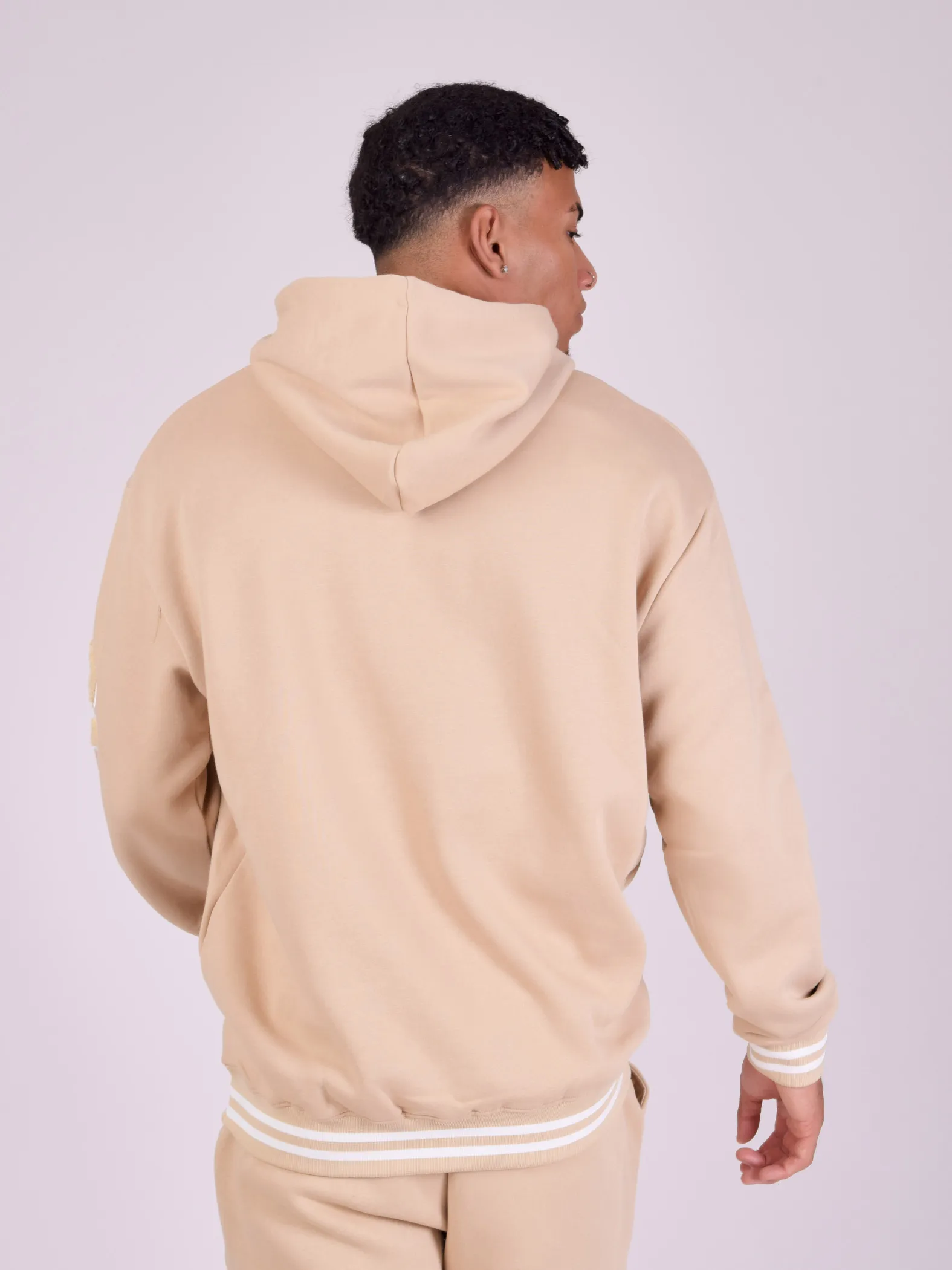 Sudadera con capucha y logotipo de estilo universitario