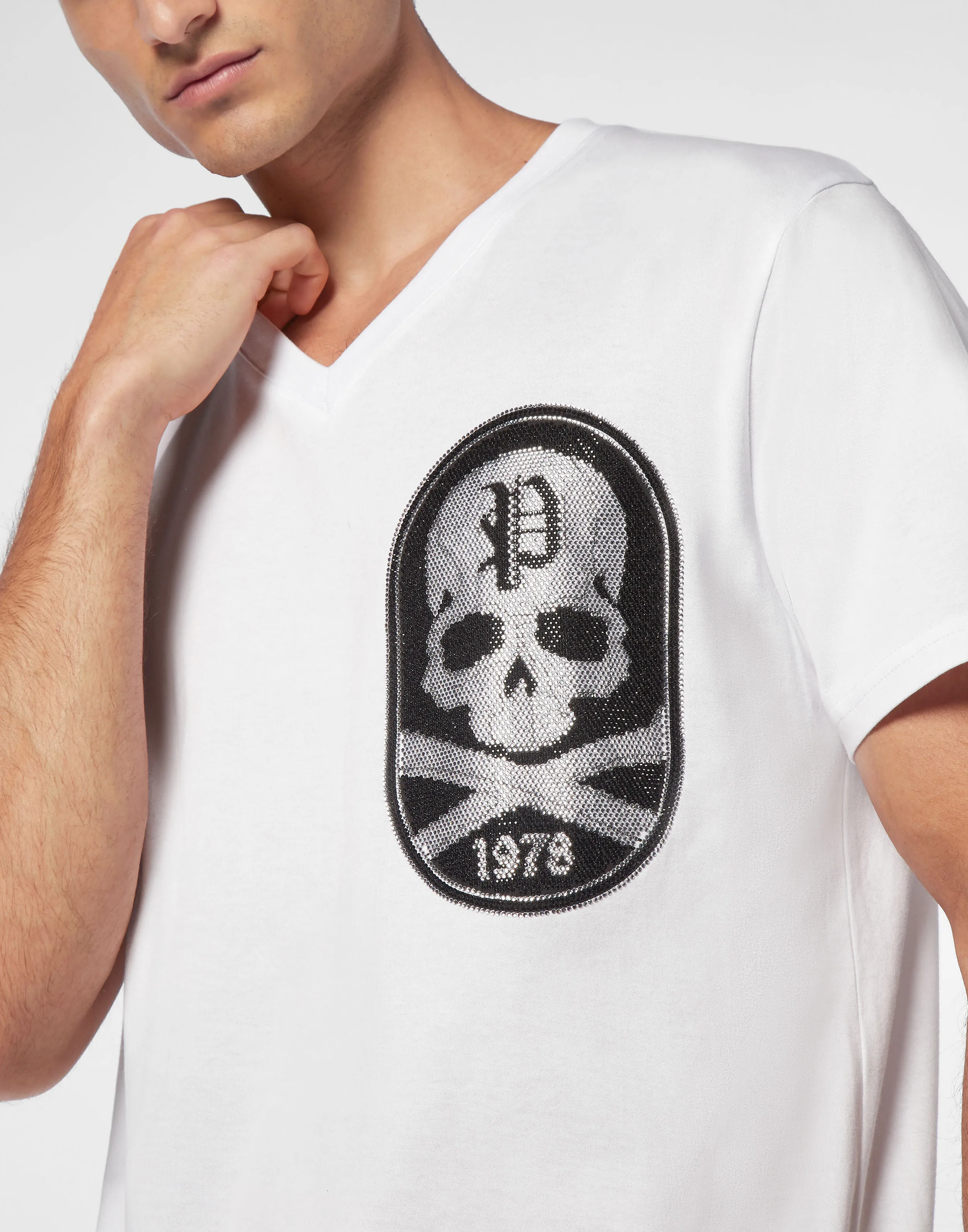 TSHIRT VNECK SS WITH PATCH STRASS SKULL&BONES