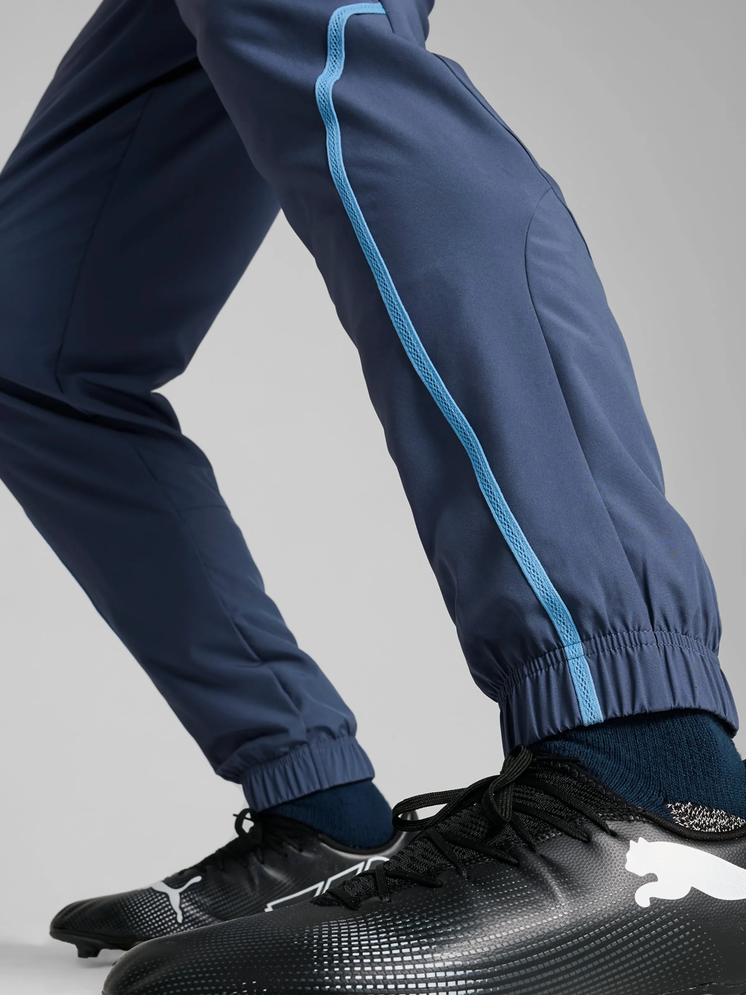 Tapered Pantalón deportivo 'MCFC Prematch' PUMA en Zafiro, Azul Cielo